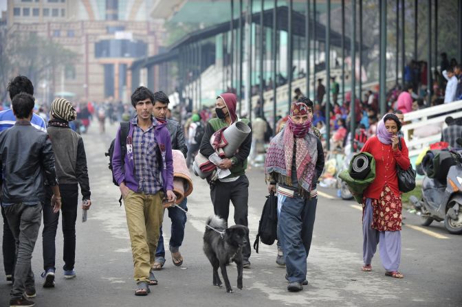 Residentes aturdidos vagan por las calles de Katmandú, la capital de aproximadamente 3 millones de personas que es ahora el foco de los esfuerzos internacionales de socorro (PRAKASH MATHEMA/AFP/Getty Images).