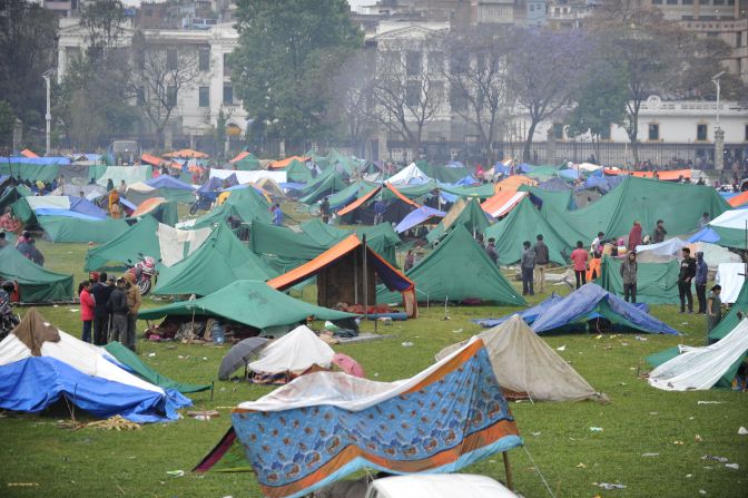 Muchos nepalíes durmieron a la intemperie, en campos de refugiados improvisados, temblando con el aire helado de las montañas del Himalaya, pero al menos a salvo de la caída de escombros (PRAKASH MATHEMA/AFP/Getty Images).