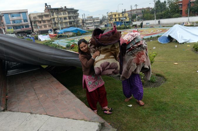 Los residentes de Katmandú se han unido para salir adelante, con las tiendas cerradas y muy pocas fuentes de alimentos y agua potable (PRAKASH SINGH/AFP/Getty Images).