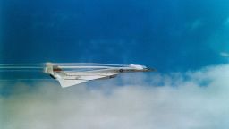 La NASA utilizó el prototipo de preproducción del bombardero triple sónico XB-70 para investigar la alta velocidad en la década de 1960. Crédito: NASA