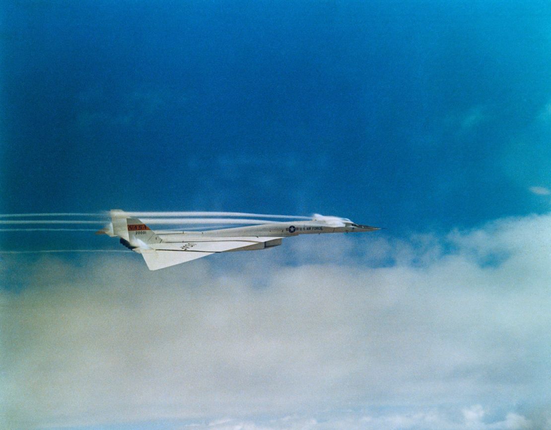 La NASA utilizó el prototipo de preproducción del bombardero triple sónico XB-70 para investigar la alta velocidad en la década de 1960. Crédito: NASA