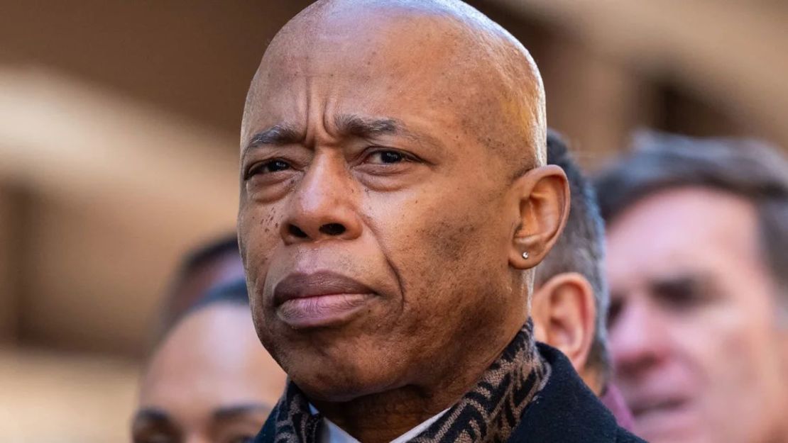 El alcalde de la ciudad de Nueva York, Eric Adams, en el puente de Brooklyn el 1 de marzo de 2024. Spencer Platt/Getty Images/File