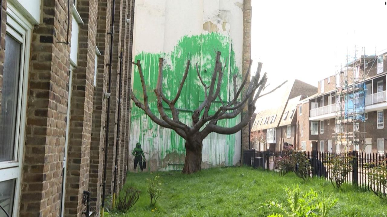 CNNE 1639501 - asi es la nueva obra de banksy en londres- un mural detras de un arbol