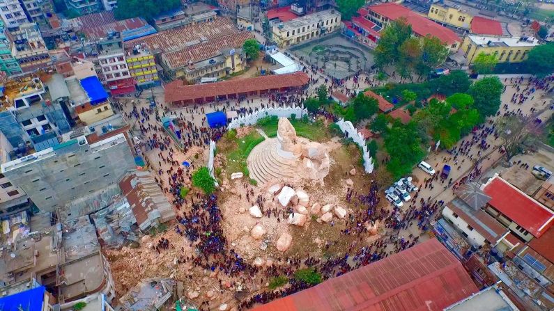 Un recorrido aéreo muestra como quedó la capital de Nepal, Katmandú, luego del terremoto de magnitud 7,8 que remeció la zona el sábado 25 de abril.