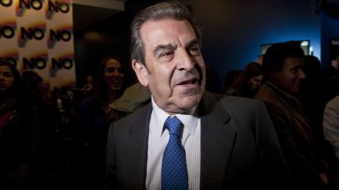 Former Chilean President (1994-2000) Eduardo Frei  arrives for  the screening of "NO", directed by Chilean moviemaker Pablo Larrain,  in Santiago, on July 30, 2012. "NO" was inspired by the advertising campaign against dictator Augusto Pinochet (1973-1989). AFP PHOTO /Claudio SANTANA