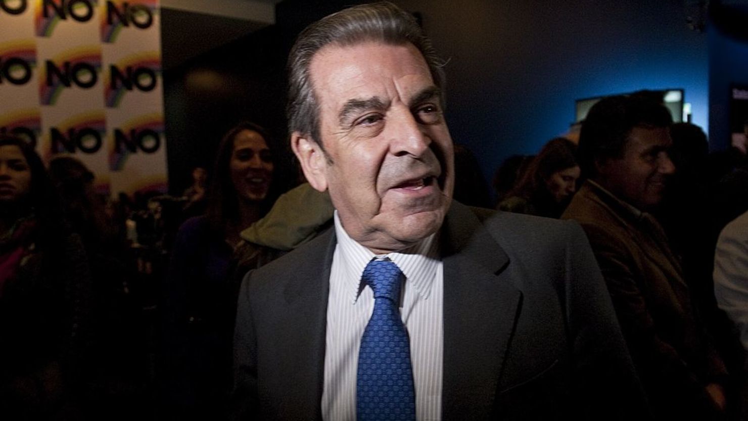 Former Chilean President (1994-2000) Eduardo Frei  arrives for  the screening of "NO", directed by Chilean moviemaker Pablo Larrain,  in Santiago, on July 30, 2012. "NO" was inspired by the advertising campaign against dictator Augusto Pinochet (1973-1989). AFP PHOTO /Claudio SANTANA