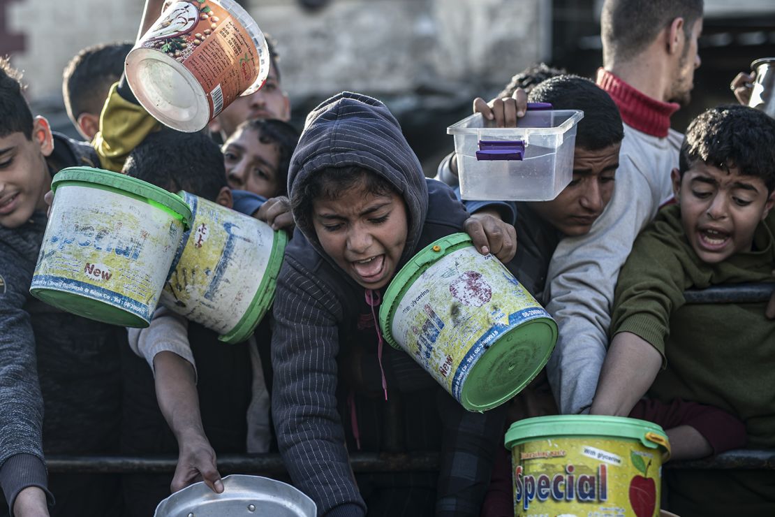 Palestinos hacen cola para recibir alimentos distribuidos por organizaciones de ayuda en Rafah, Gaza, el 15 de marzo.