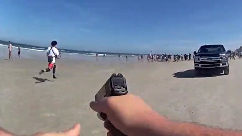 Adolescente saca una pistola y amenaza a otros jóvenes en una playa llena de personas en Florida
