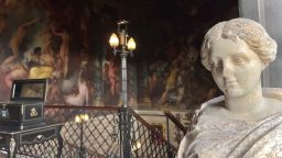 La misteriosa estatua romana de 1.800 años de antigüedad fue limpiada y examinada por expertos.