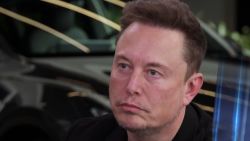 CNNE 1639985 - elon musk se molesta durante una entrevista con don lemon