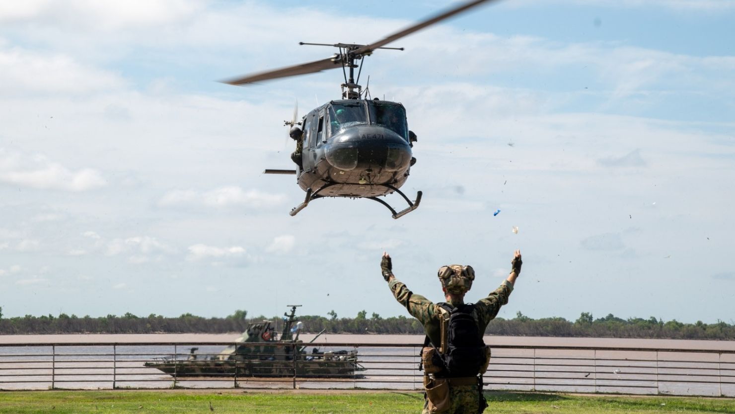 Helicóptero de la Fuerza Aérea y lancha de la Armada en el despliegue en Rosario