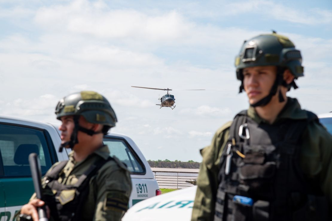 Helicóptero vuela sobre el río Paraná, que bordea a Rosario