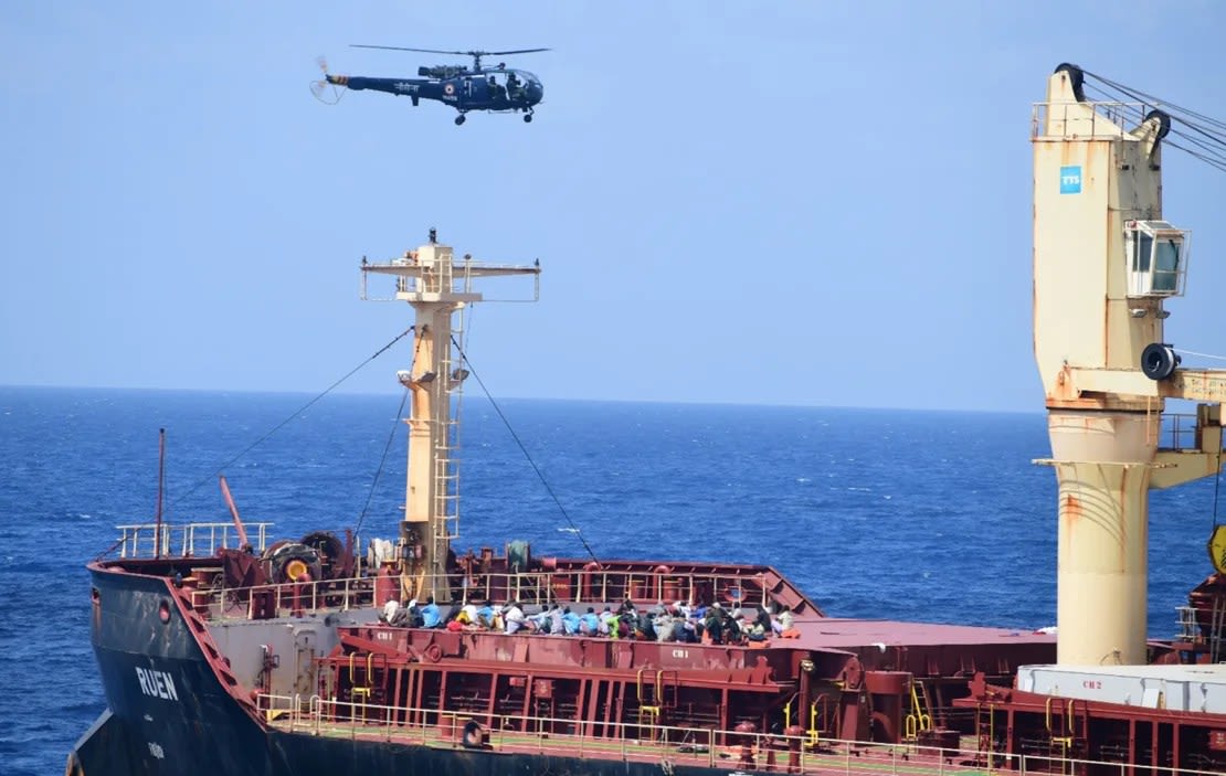 Un helicóptero sobrevuela el buque comercial MV Ruen durante una operación militar india contra la piratería el fin de semana pasado. Ministerio de Defensa/PIB