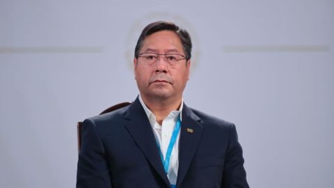 CIUDAD DE MÉXICO, MÉXICO - 24 DE MARZO: El presidente de Bolivia, Luis Arce, observa durante una sesión informativa matutina en el Palacio Presidencial como parte de la visita oficial del gobernante boliviano a México el 24 de marzo de 2021 en Ciudad de México, México. (Foto: Héctor Vivas/Getty Images).