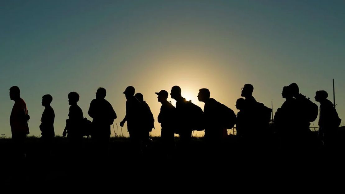 Migrantes que cruzaron el río Grande y entraron a Estados Unidos desde México hacen fila para ser procesados en septiembre de 2023 en Eagle Pass, Texas. Eric Gay/AP