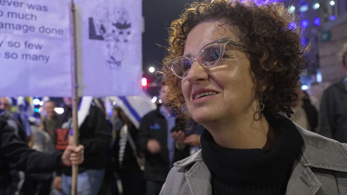 Ofra Goldstein-Gidoni, en una protesta contra la política de Netanyahu, dijo que era una minoría de israelíes la que quería volver a Gaza, pero que eran fuertes políticamente. Crédito: Scott McWhinnie/CNN