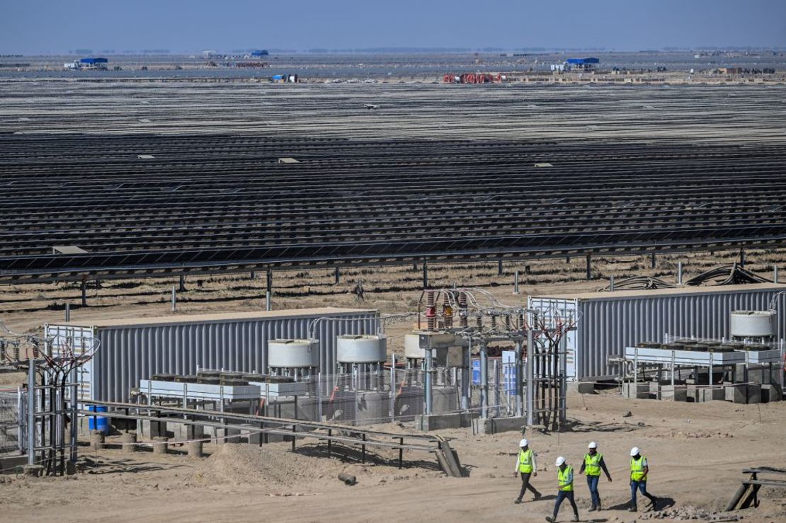 Otra vista del parque de energías renovables de Khavda. Crédito: Punit Paranjpe/AFP/Getty Images