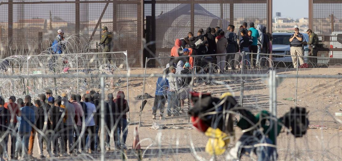 El cruce de la frontera de México a EE.UU. se disparó el año pasado, alcanzando un nuevo récord. Los impactos económicos de las mayores tasas de inmigración son variados. Crédito: David Peinado/Anadolu/Getty Images