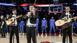 CNNE 1640768 - mariachis se viraliza al interpretar himno de ee-uu- en la nba