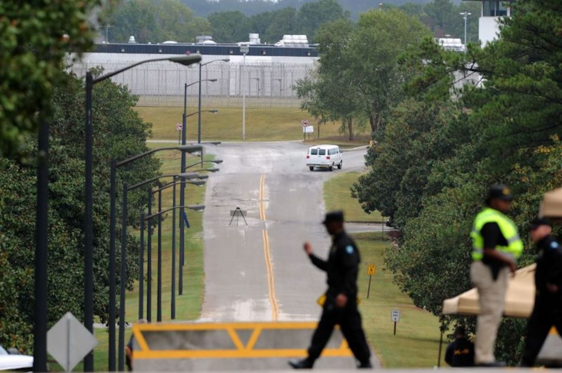 Un oficial del Departamento Correccional de Georgia camina en 2011 por la entrada de la Prisión de Clasificación y Diagnóstico de Georgia en Jackson.