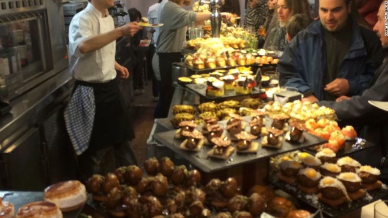 Comida en un palillo. San Sebastián tiene una cultura propia de tapas. En esta ciudad, las tapas son llamadas "pintxos", lo que se traduce libremente como "pinchos" en la lengua vasca de la región (Cortesía/Chris Dwyer).