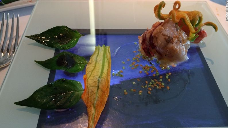 Plato digital. En Arzak, la entrada se sirve en un plato transparente sobre un iPad. La langosta es acompañada por un video de las olas que rompen en la costa, mientras que las hamburguesas se sirven sobre un video de una parrilla parpadeante (Cortesía/Chris Dwyer).