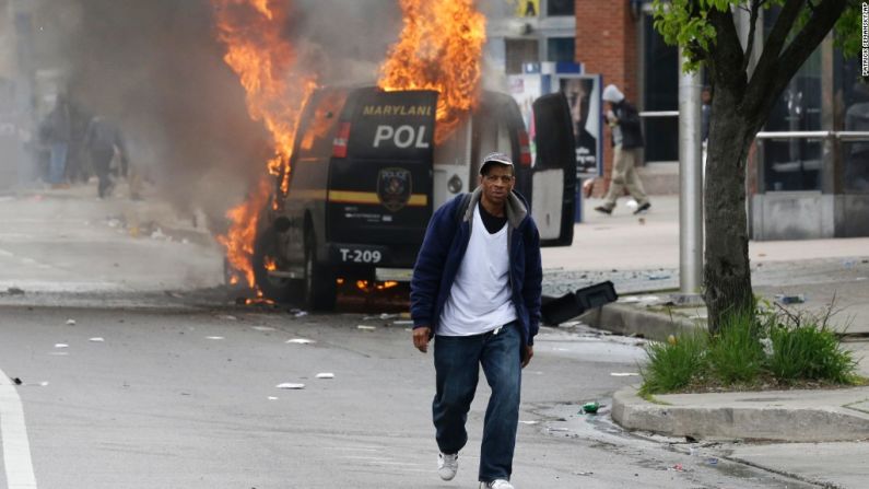 Los disturbios iniciaron después del funeral de Freddie Gray.