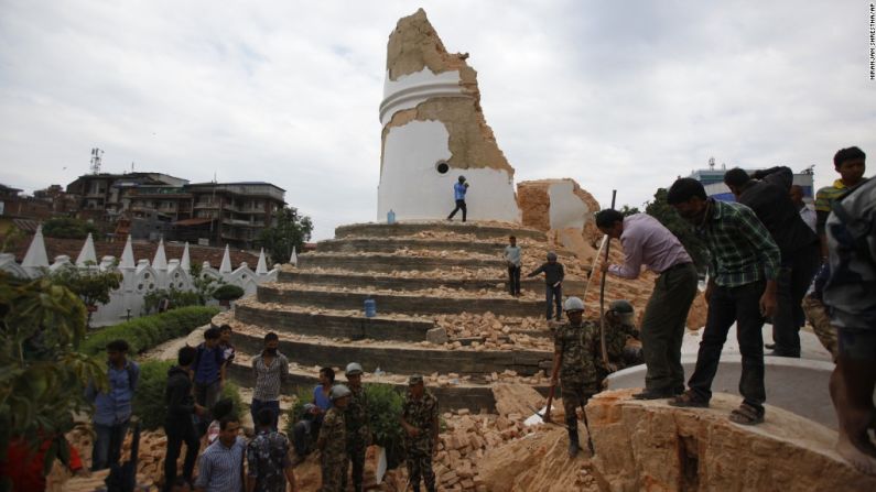 Lo único que queda de la torre Dharahara, contruida en 1832, son escombros.