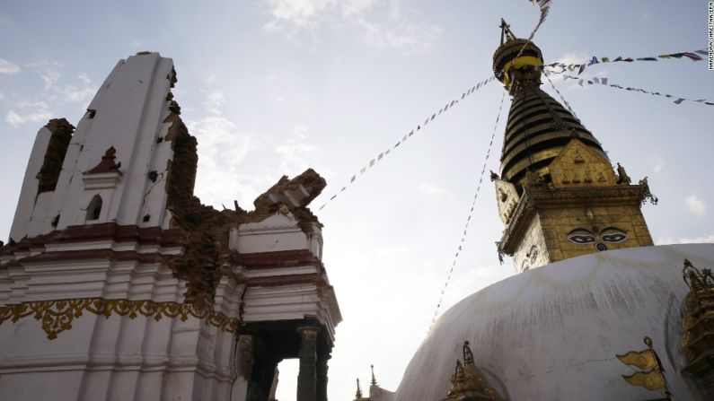 Los daños en el complejo Swayambhunath eran evidentes el 26 de abril, un día después del terremoto.