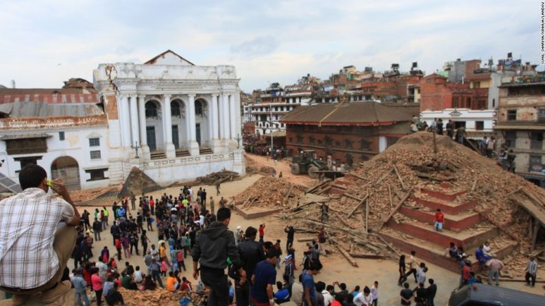 Así quedó la plaza tras el terremoto de 7,8.