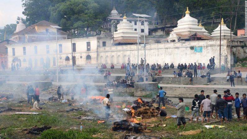 Tras el terremoto, el templo hindú se convirtió en el telón de fondo de una cremación masiva.