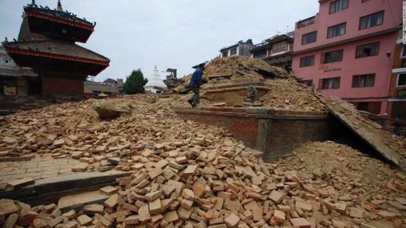 Uno de los templos caídos en la plaza de Patan, tras el terremoto.