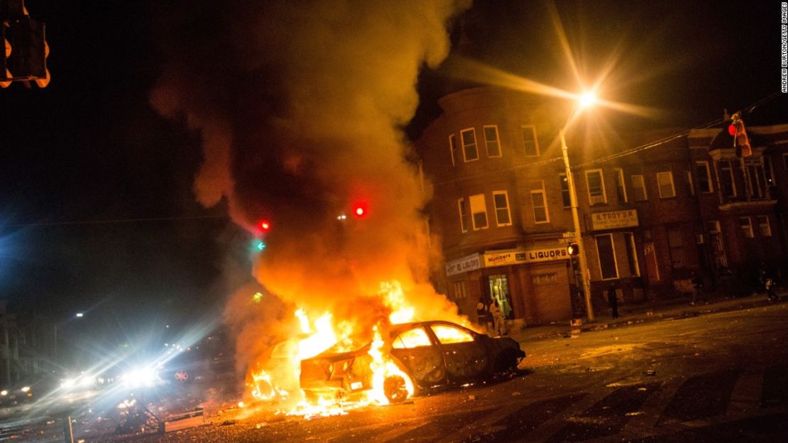 Varios autos fueron quemados durante los disturbios en Baltimore la noche del pasado lunes (Getty Images).