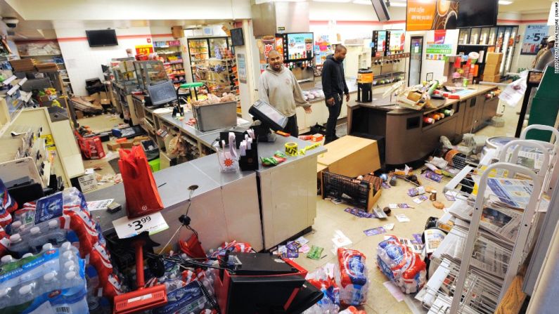 Durante los hechos de violencia, también se registraron saqueos a varias tiendas.