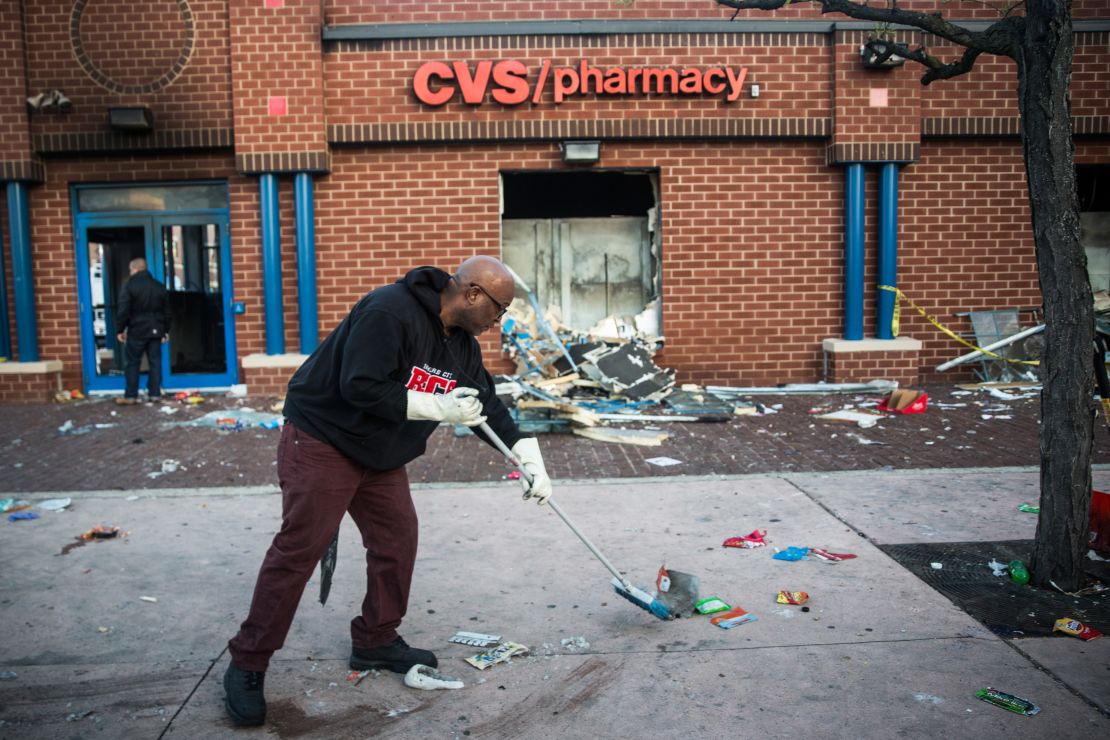 Vecinos salieron a las calles de Baltimore para apoyar en las tareas de limpieza tras los disturbios (Getty Images).