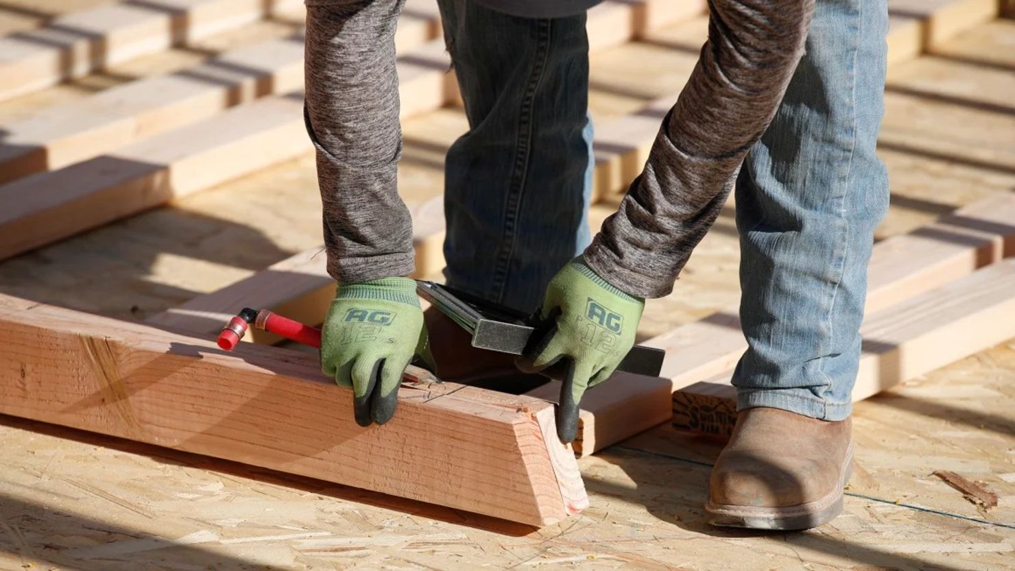 Un contratista ensambla un marco de pared durante la construcción de una casa en Utah en 2020. (Foto: George Frey/Bloomberg/Getty Images).
