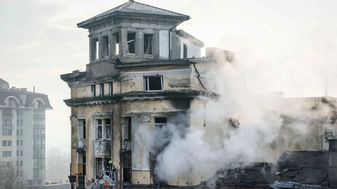 Rescatistas trabajan en un edificio dañado durante un ataque ruso con misiles en Kyiv el jueves. Alina Smutko/Reuters