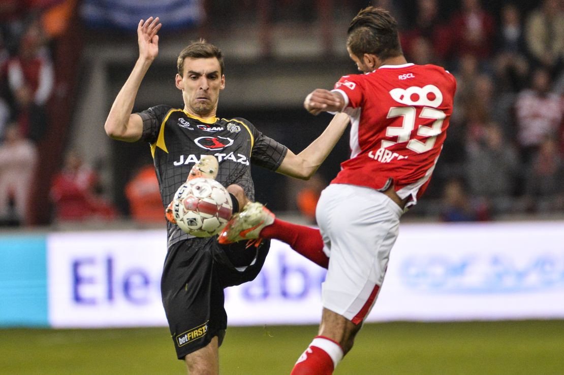 El defensa belga Gregory Martens disputa un balón durante un partido de su equipo, el Sporting Lokeren, en 2014. Martens murió el 30 de abril de 2015 tras colapsar en el campo de juego