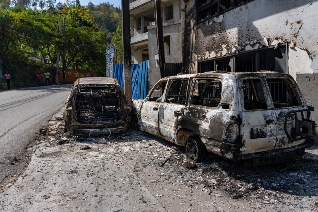 Vehículos incendiados en las calles de Puerto Príncipe, Haití.