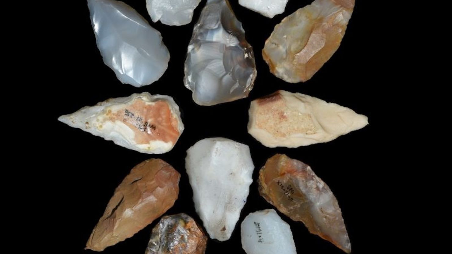 Puntas de proyectil encontradas en el sitio arqueológico, Shinfa-Metema 1, en las tierras bajas del noroeste de Etiopía son algunas de las primeras evidencias de arquería en el registro arqueológico.