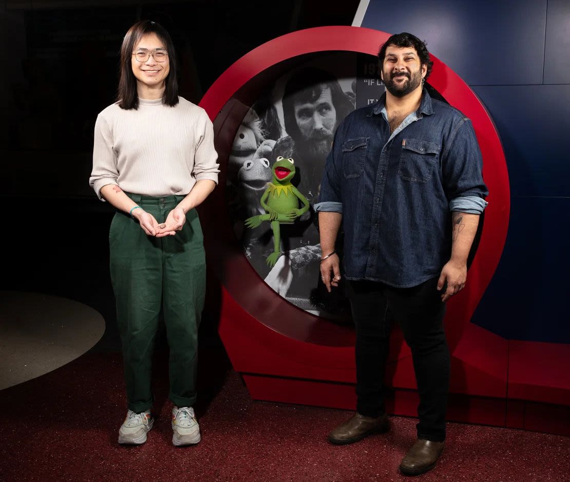 Los autores del nuevo artículo, Calvin So (izquierda) y Arjan Mann (derecha), nombraron al anfibio prehistórico en honor a la Rana Kermit. El ícono de los Muppets está fotografiado en la exposición Entertainment Nation en el Museo Nacional de Historia Estadounidense del Smithsonian. James D. Tiller/James D. Loreto/Cortesía del Museo Nacional de Historia Natural Smithsonian