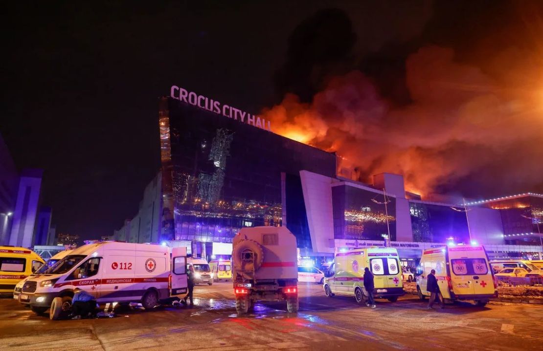 Los vehículos de los servicios de emergencia rusos están estacionados cerca de la sala de conciertos Crocus City Hall en llamas luego de un tiroteo reportado, en las afueras de Moscú, Rusia, el 22 de marzo.