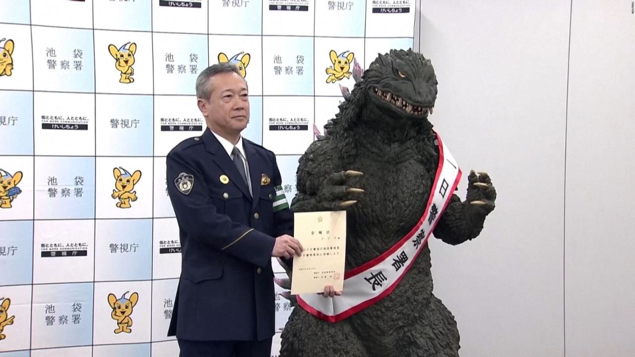 CNNE 1651269 - godzilla fue jefe de la policia en tokio por una buena causa