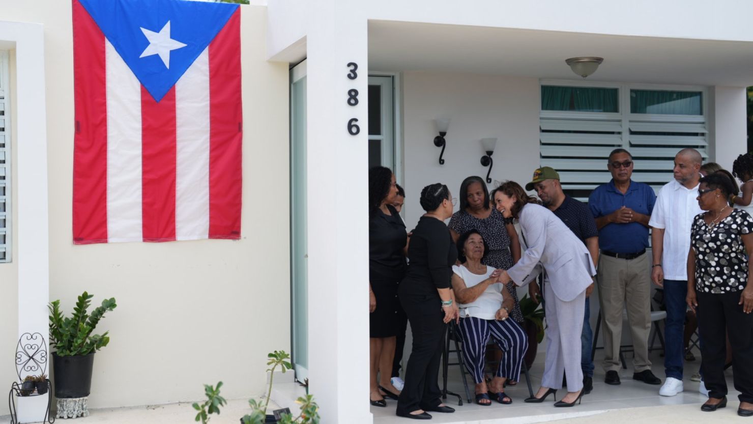 La vicepresidenta de EE.UU. se reunió con una familia que recibió una casa recosntruída con fondos federales tras el paso del huracán María. Crédito: VP Kamala Harris.