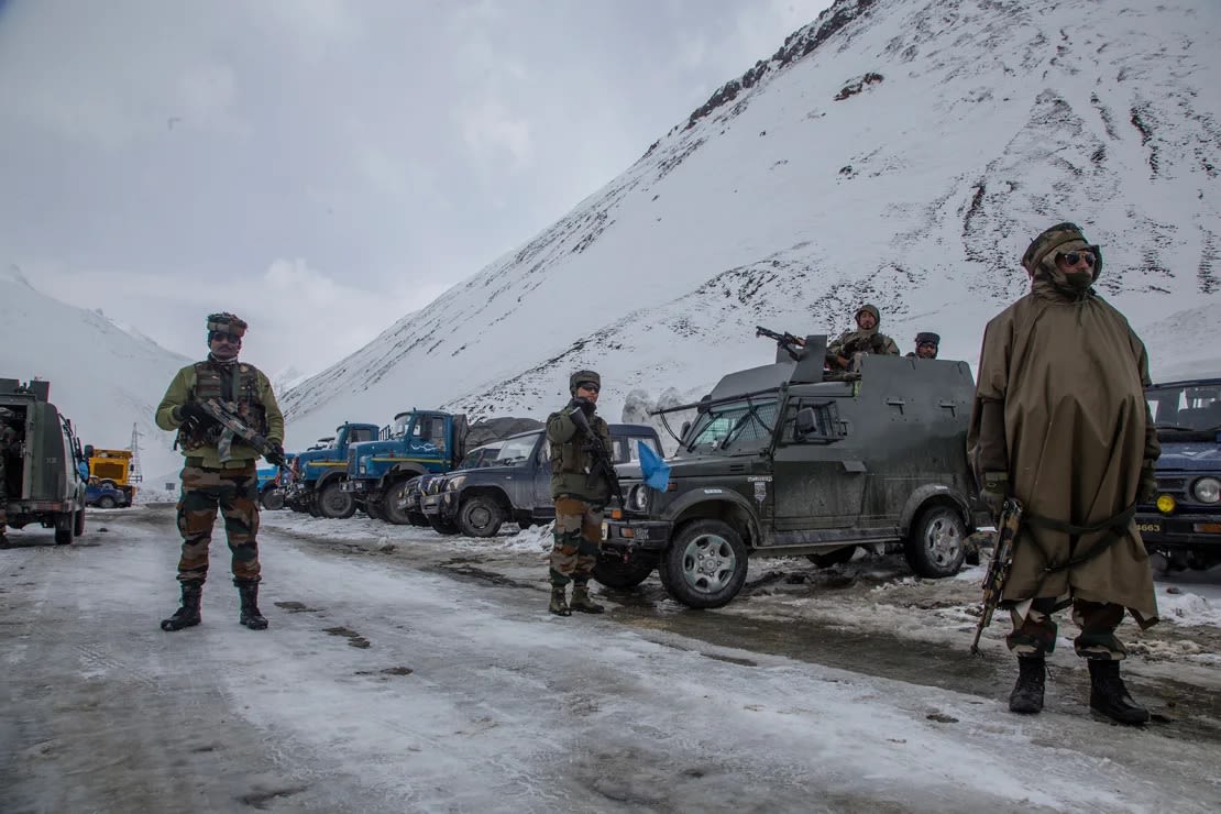 Soldados indios hacen guardia a lo largo de una carretera en Ladakh en 2022.