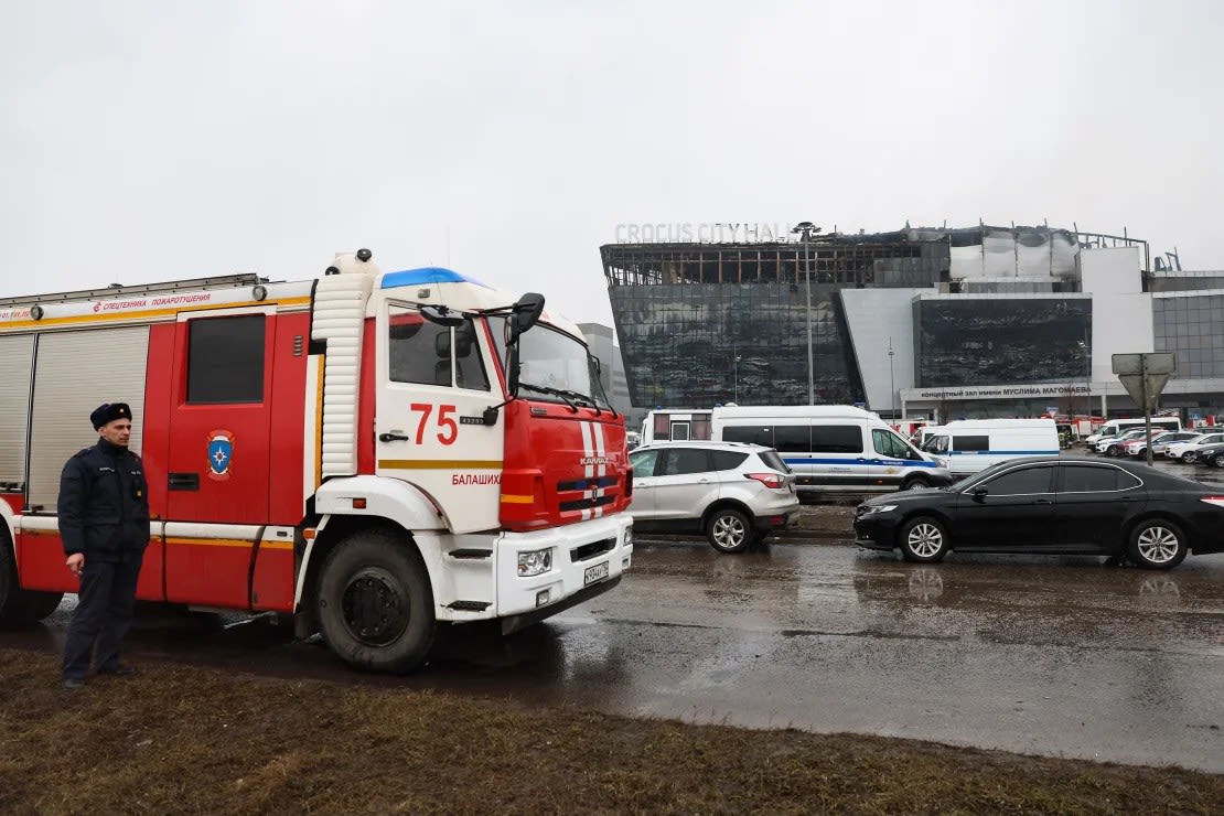 Personal de los servicios de emergencia y policía trabajan en el lugar del ataque al Crocus City Hall.