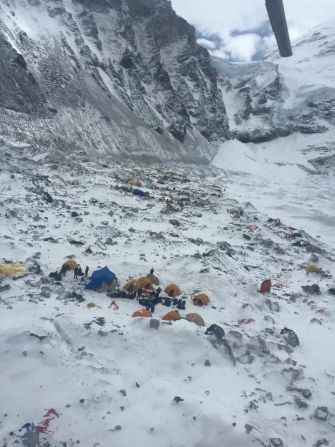 Unos 2.500 turistas se encuentran atrapados en el Campo Base del Everest desde que la región fue estremecida por el terremoto de magnitud 7,8 (Phurba Sherpa).