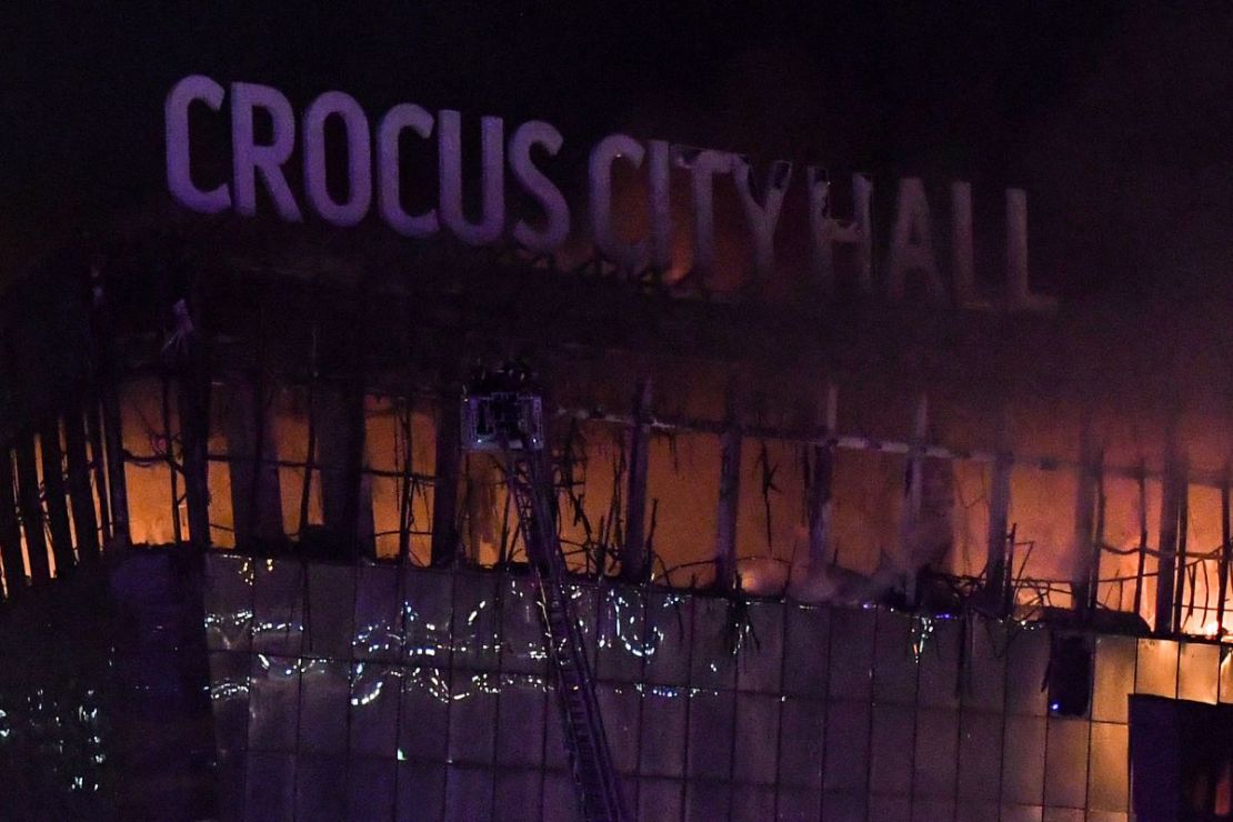 Los bomberos extinguen un gran incendio en la sala de conciertos Crocus City Hall tras el tiroteo en Krasnogorsk, en las afueras de Moscú, el 22 de marzo de 2024.