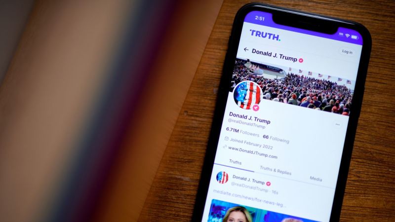Truth Social hizo más rico a Trump y le dio un nuevo megáfono, pero está teniendo problemas como red social. | CNN