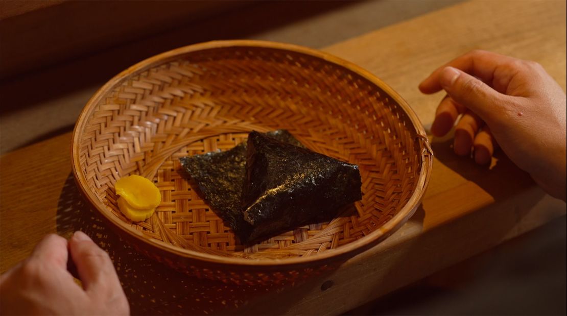 Los onigiri, bolas de arroz japonesas, se rellenan con una variedad de rellenos y luego se envuelven en un trozo de alga.